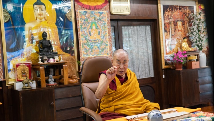 Его Святейшество Далай-лама дарует комментарий к произведению Чже Цонкапы «Сущность красноречивых изречений». Дхарамсала, штат Химачал-Прадеш, Индия. 4 октября 2020 г. Фото: дост. Тензин Джампхел.