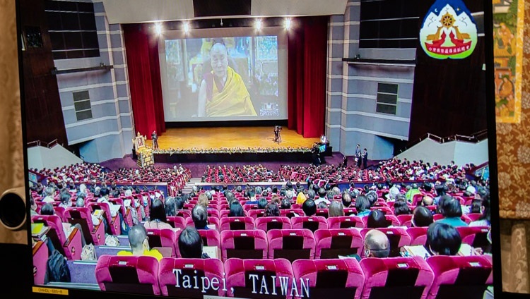 Вид на конференц-зал в Тайбэе во время третьего дня онлайн учений Его Святейшества Далай-ламы, организованных по просьбе буддистов из Тайваня. Дхарамсала, штат Химачал-Прадеш, Индия. 4 октября 2020 г. Фото: дост. Тензин Джампхел.