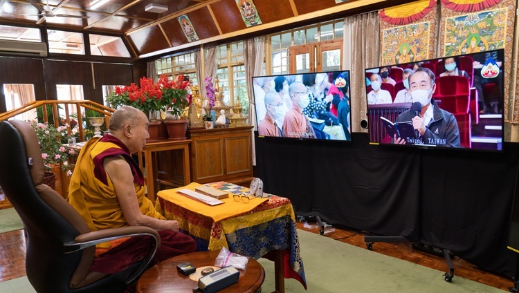 Один из слушателей задает вопрос Его Святейшеству Далай-ламе во время третьего дня учений, организованных по просьбе буддистов из Тайваня. Дхарамсала, штат Химачал-Прадеш, Индия. 4 октября 2020 г. Фото: дост. Тензин Джампхел.
