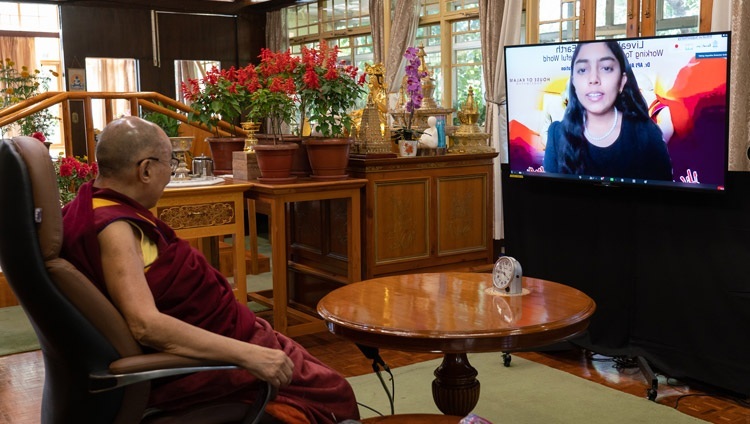 Во время онлайн лекции на тему «Трудиться сообща ради мира во всем мире» одна из юных слушательниц задает вопрос Его Святейшеству Далай-ламе. Дхарамсала, штат Химачал-Прадеш, Индия. 15 октября 2020 г. Фото: дост. Тензин Джампхел.