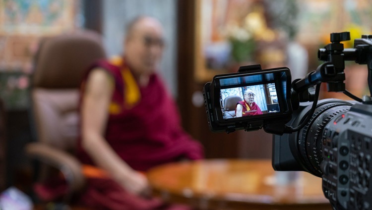 Его Святейшество Далай-лама во время встречи с представителями неправительственной образовательной организации ЭдКемп Юкрейн. Дхарамсала, штат Химачал-Прадеш, Индия. 20 октября 2020 г. Фото: дост. Тензин Джампхел.