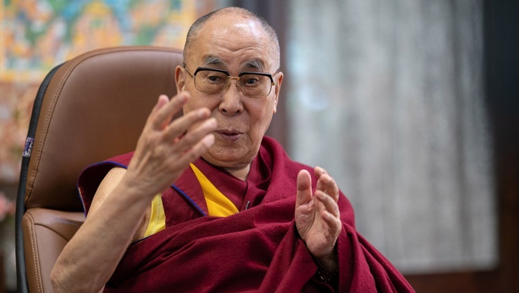 Его Святейшество Далай-лама читает лекцию на тему «Каруна и ахимса – индийское наследие». Дхарамсала, штат Химачал-Прадеш, Индия. 26 октября 2020 г. Фото: Тензин Пхунцок.