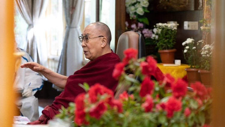 Его Святейшество Далай-лама читает лекцию на тему «Каруна и ахимса – индийское наследие». Дхарамсала, штат Химачал-Прадеш, Индия. 26 октября 2020 г. Фото: дост. Тензин Джампхел.