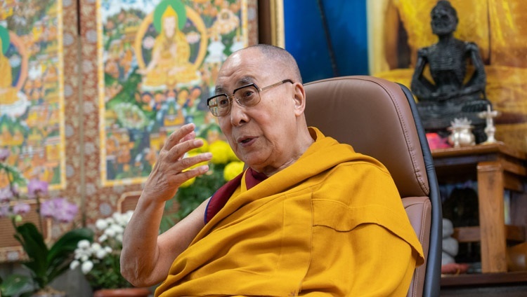 Его Святейшество Далай-лама обращается к слушателям во время первого дня учений для буддистов России. Дхарамсала, штат Химачал-Прадеш, Индия. 5 ноября 2020 г. Фото: дост. Тензин Джампхел.