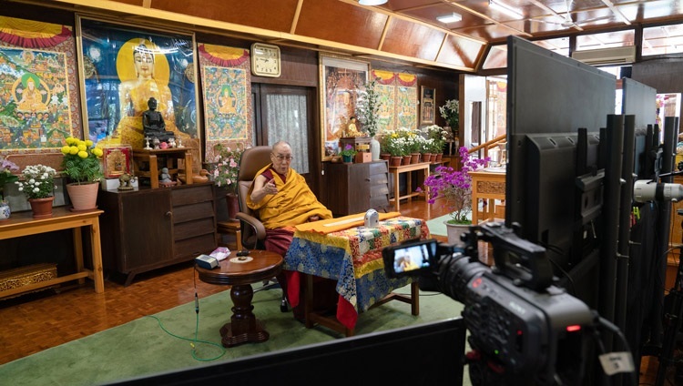 Его Святейшество Далай-лама обращается к слушателям во время первого дня учений для буддистов России. Дхарамсала, штат Химачал-Прадеш, Индия. 5 ноября 2020 г. Фото: дост. Тензин Джампхел.