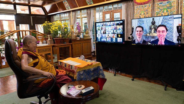 Его Святейшество Далай-лама отвечает на вопросы во время первого дня учений для буддистов России. Дхарамсала, штат Химачал-Прадеш, Индия. 5 ноября 2020 г. Фото: дост. Тензин Джампхел.