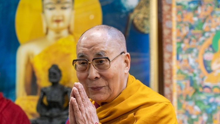 Его Святейшество Далай-лама приветствует слушателей в начале второго дня онлайн учений для буддистов России. Дхарамсала, штат Химачал-Прадеш, Индия. 6 ноября 2020 г. Фото: дост. Тензин Джампхел.
