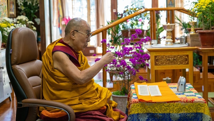 Его Святейшество Далай-лама обращается к слушателям во время второго дня онлайн учений для буддистов России. Дхарамсала, штат Химачал-Прадеш, Индия. 6 ноября 2020 г. Фото: дост. Тензин Джампхел.