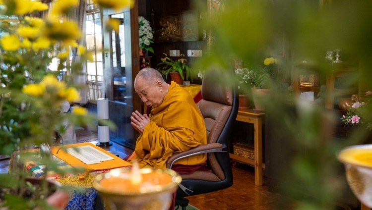 Его Святейшество Далай-лама читает строфы «Толкования бодхичитты» во время второго дня онлайн учений для буддистов России. Дхарамсала, штат Химачал-Прадеш, Индия. 6 ноября 2020 г. Фото: дост. Тензин Джампхел.