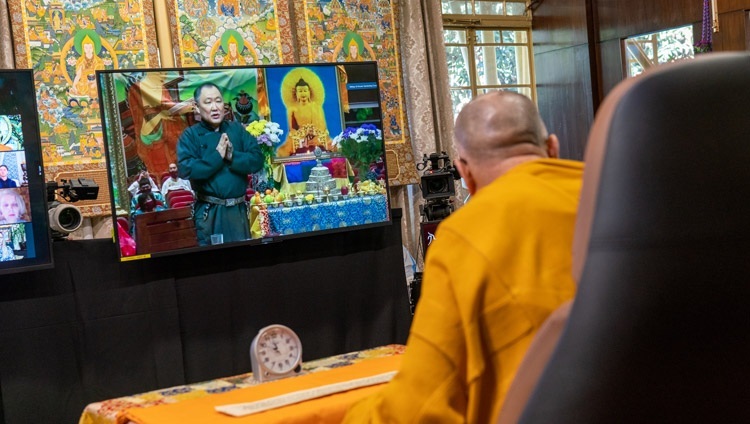 Глава Республики Тува Шолбан Кара-оол задает вопрос Его Святейшеству Далай-ламе во время второго дня онлайн учений для буддистов России. Дхарамсала, штат Химачал-Прадеш, Индия. 6 ноября 2020 г. Фото: дост. Тензин Джампхел.
