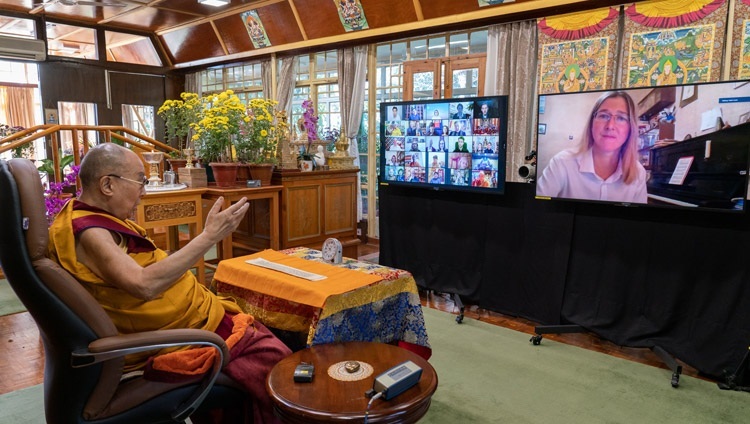 Его Святейшество Далай-лама отвечает на вопросы во время второго дня онлайн учений для буддистов России. Дхарамсала, штат Химачал-Прадеш, Индия. 6 ноября 2020 г. Фото: дост. Тензин Джампхел.
