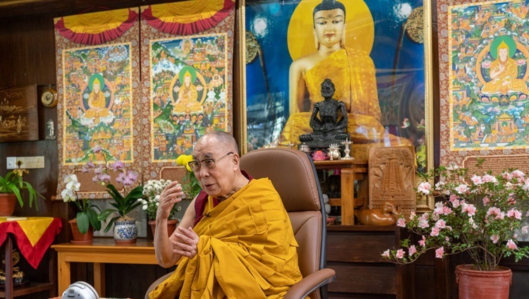 Его Святейшество Далай-лама обращается к слушателям во время третьего дня онлайн учений для буддистов России. Дхарамсала, штат Химачал-Прадеш, Индия. 7 ноября 2020 г. Фото: дост. Тензин Джампхел.
