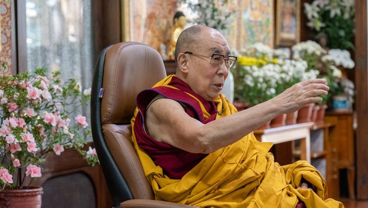 Его Святейшество Далай-лама обращается к слушателям во время третьего дня онлайн учений для буддистов России. Дхарамсала, штат Химачал-Прадеш, Индия. 7 ноября 2020 г. Фото: дост. Тензин Джампхел.