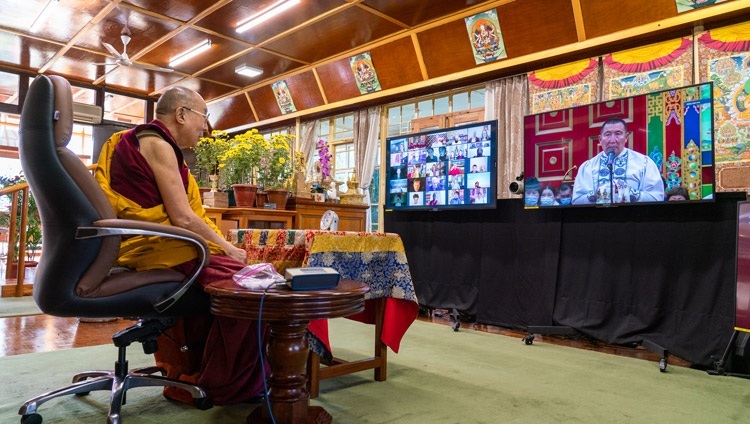 Его Святейшество Далай-лама слушает вопрос одного из участников онлайн учений для буддистов России. Дхарамсала, штат Химачал-Прадеш, Индия. 7 ноября 2020 г. Фото: дост. Тензин Джампхел.