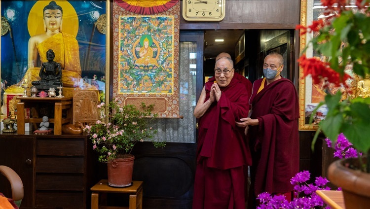 Его Святейшество Далай-лама прибывает в гостиную своей резиденции, чтобы принять участие в онлайн беседе на тему «Жизнестойкость, надежда и единение во имя всеобщего благополучия». Дхарамсала, штат Химачал-Прадеш, Индия. 19 ноября 2020 г. Фото: дост. Тензин Джампхел.