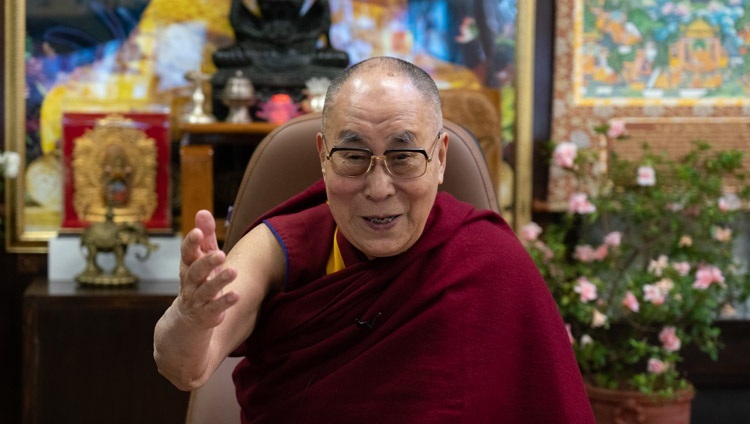 Его Святейшество Далай-лама принимает участие в онлайн беседе на тему «Жизнестойкость, надежда и единение во имя всеобщего благополучия». Дхарамсала, штат Химачал-Прадеш, Индия. 19 ноября 2020 г. Фото: дост. Тензин Джампхел.