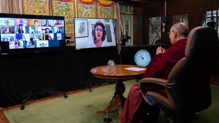 Директор Форума Эйнштейна профессор Сьюзан Нейман произносит вступительное слово в начале онлайн встречи с Его Святейшеством Далай-ламой. Дхарамсала, штат Химачал-Прадеш, Индия. 25 ноября 2020 г. Фото: дост. Тензин Джампхел.