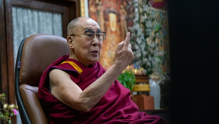 Его Святейшество Далай-лама отвечает на вопросы слушателей во время онлайн встречи с членами Форума Эйнштейна. Дхарамсала, штат Химачал-Прадеш, Индия. 25 ноября 2020 г. Фото: дост. Тензин Джампхел.
