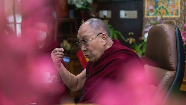 Его Святейшество Далай-лама участвует по видеосвязи из своей резиденции в Дхарамсале в диалоге о необходимости сострадания для выживания человечества. Дхарамсала, штат Химачал-Прадеш, Индия. 9 декабря 2020 г. Фото: дост. Тензин Джампхел.