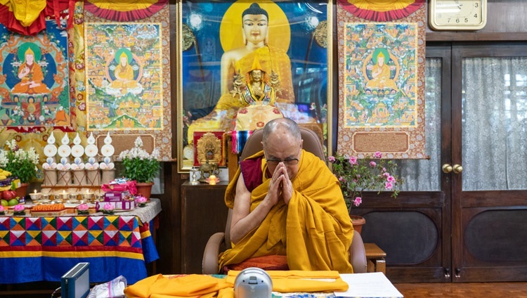 Его Святейшество Далай-лама читает вступительные молитвы перед началом учений, даруемых по случаю 601-летней годовщины ухода Чже Цонкапы в паринирвану. Дхарамсала, штат Химачал-Прадеш, Индия. 10 декабря 2020 г. Фото: дост. Тензин Джампхел.
