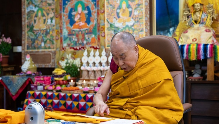 Его Святейшество Далай-лама читает сочинение Чже Цонкапы во время учений по случаю 601-летней годовщины ухода Чже Цонкапы в паринирвану. Дхарамсала, штат Химачал-Прадеш, Индия. 10 декабря 2020 г. Фото: дост. Тензин Джампхел.
