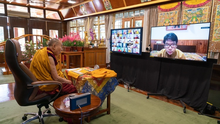 Серконг Ринпоче задает вопрос Его Святейшеству Далай-ламе во время учений по случаю 601-летней годовщины ухода Чже Цонкапы в паринирвану. Дхарамсала, штат Химачал-Прадеш, Индия. 10 декабря 2020 г. Фото: дост. Тензин Джампхел.