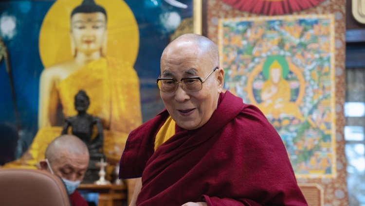 Его Святейшество Далай-лама прибывает на беседу о цели жизни, организованную в рамках серии онлайн лекций «Техфест» Индийского технологического института в Бомбее. Дхарамсала, штат Химачал-Прадеш, Индия. 15 декабря 2020 г. Фото: дост. Тензин Джампхел.