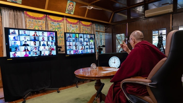 Его Святейшество Далай-лама обращается к слушателям во время беседы о цели жизни, организованной в рамках серии онлайн лекций «Техфест» Индийского технологического института в Бомбее. Дхарамсала, штат Химачал-Прадеш, Индия. 15 декабря 2020 г. Фото: дост. Тензин Джампхел.