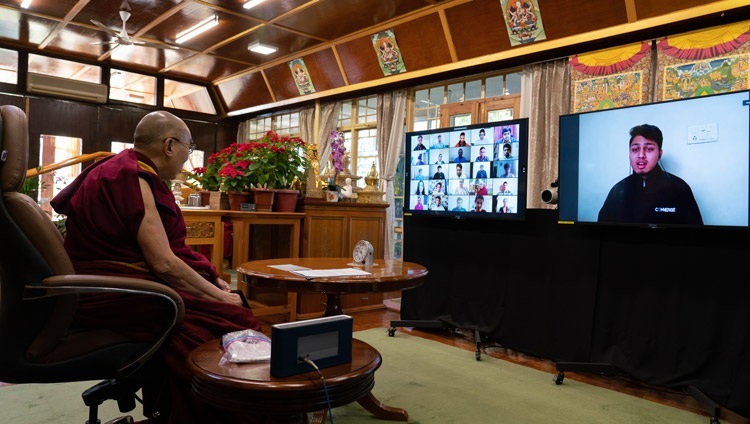 Один из слушателей задает вопрос Его Святейшеству Далай-ламе во время беседы о цели жизни, организованной в рамках серии онлайн лекций «Техфест» Индийского технологического института в Бомбее. Дхарамсала, штат Химачал-Прадеш, Индия. 15 декабря 2020 г. Фото: дост. Тензин Джампхел.