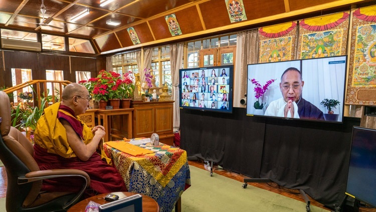 Его Святейшество Далай-лама слушает, как его представитель в Северной Америке Нгодуп Церинг произносит вступительное слово перед началом учений, организованных по просьбе тибетских сообществ Северной Америки. Дхарамсала, штат Химачал-Прадеш, Индия. 27 декабря 2020 г. Фото: дост. Тензин Джампхел.