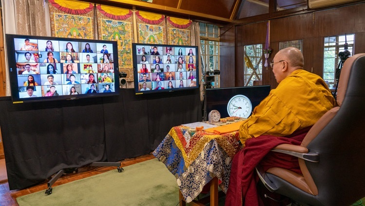 Его Святейшество Далай-лама обращается к слушателям во время учений, организованных по просьбе тибетских сообществ Северной Америки. Дхарамсала, штат Химачал-Прадеш, Индия. 27 декабря 2020 г. Фото: дост. Тензин Джампхел.