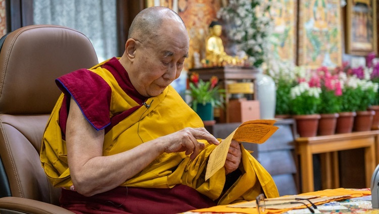 Его Святейшество Далай-лама читает строфы текста во время учений, организованных по просьбе тибетских сообществ Северной Америки. Дхарамсала, штат Химачал-Прадеш, Индия. 27 декабря 2020 г. Фото: дост. Тензин Джампхел.