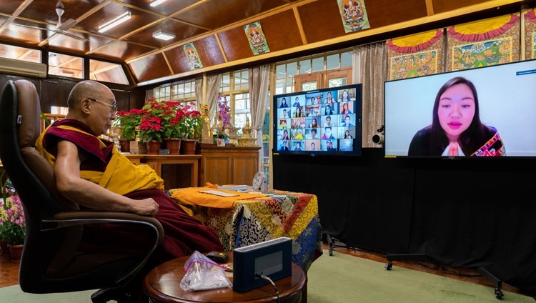 Одна из слушательниц задает вопрос Его Святейшеству Далай-ламе во время учений, организованных по просьбе тибетских сообществ Северной Америки. Дхарамсала, штат Химачал-Прадеш, Индия. 27 декабря 2020 г. Фото: дост. Тензин Джампхел.