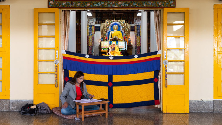 Переводчица на португальский язык, разместившаяся в главном тибетском храме во время онлайн-учений Его Святейшества Далай-ламы. Фото: дост. Лобсанг Церинг.