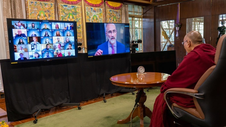 Артур Брукс произносит вступительное слово в начале диалога с Его Святейшеством Далай-ламой на тему «Лидерство и счастье». Дхарамсала, штат Химачал-Прадеш, Индия. 17 января 2021 г. Фото: дост. Тензин Джампхел.