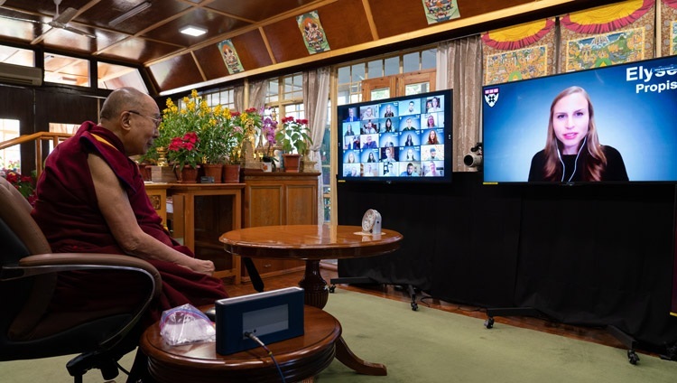 Одна из студенток Гарвардской школы бизнеса задает вопрос Его Святейшеству Далай-ламе. Дхарамсала, штат Химачал-Прадеш, Индия. 17 января 2021 г. Фото: дост. Тензин Джампхел.