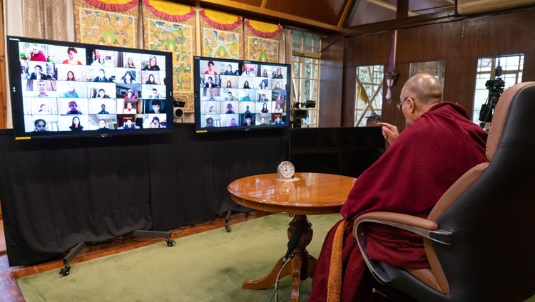 Его Святейшество Далай-лама читает лекцию на тему «Благополучие и стойкость» для учеников и преподавателей Британской школы в Нью-Дели. Дхарамсала, штат Химачал-Прадеш, Индия. 22 января 2021 г. Фото: дост. Тензин Джампхел.