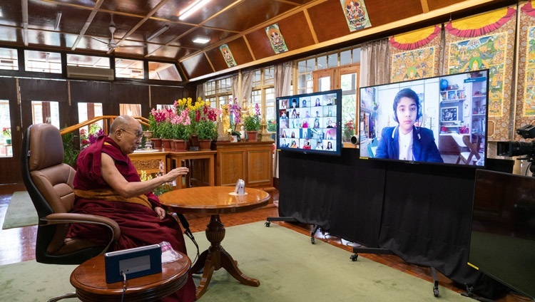 Его Святейшество Далай-лама отвечает на вопросы учеников Британской школы в Нью-Дели во время лекции на тему «Благополучие и стойкость». Дхарамсала, штат Химачал-Прадеш, Индия. 22 января 2021 г. Фото: дост. Тензин Джампхел.