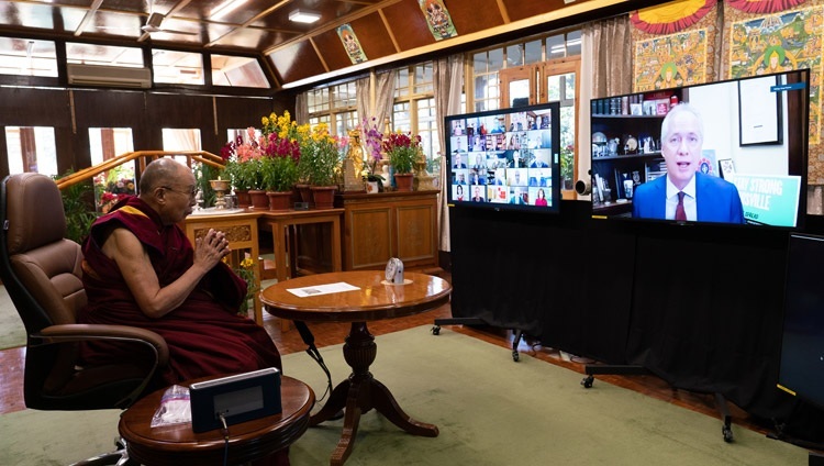 Мэр Луисвилля Грег Фишер, модератор беседы о лидерстве и сострадании, приветствует Его Святейшество Далай-ламу, участвующего во встрече по видеосвязи из своей резиденции. Дхарамсала, штат Химачал-Прадеш, Индия. 27 января 2021 г. Фото: дост. Тензин Джампхел.