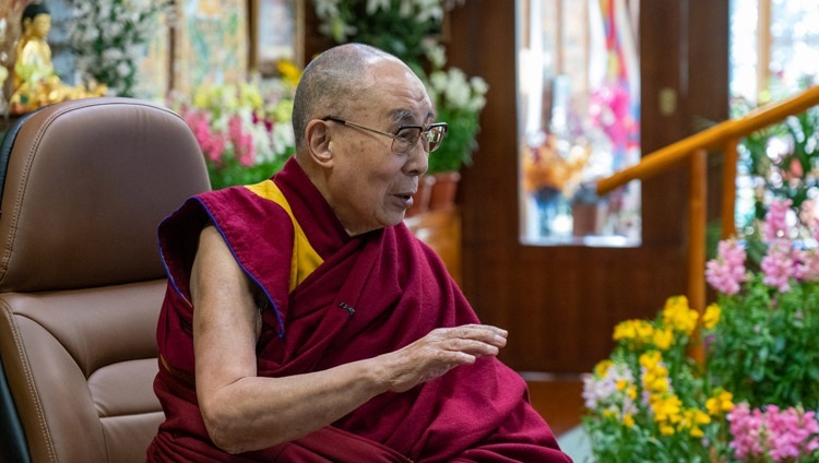 Его Святейшество Далай-лама произносит вступительное слово в начале беседы о лидерстве и сострадании. Дхарамсала, штат Химачал-Прадеш, Индия. 27 января 2021 г. Фото: дост. Тензин Джампхел.