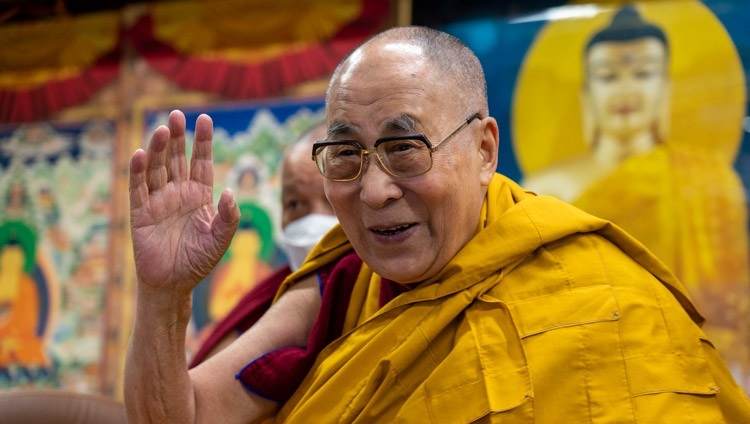 Перед началом онлайн учений Его Святейшество Далай-лама приветствует слушателей. Дхарамсала, штат Химачал-Прадеш, Индия. 8 февраля 2021 г. Фото: дост. Тензин Джампхел.