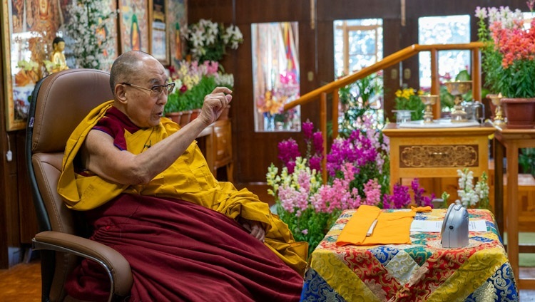 Его Святейшество Далай-лама обращается к слушателям во время учений, организованных по просьбе ламы Сопы Ринпоче. Дхарамсала, штат Химачал-Прадеш, Индия. 8 февраля 2021 г. Фото: дост. Тензин Джампхел.