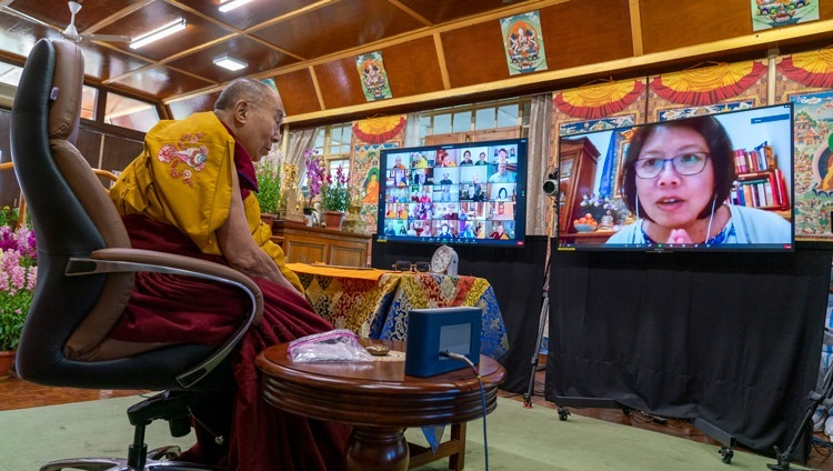 Одна из слушательниц задает вопрос Его Святейшеству Далай-ламе во время учений, организованных по просьбе ламы Сопы Ринпоче. Дхарамсала, штат Химачал-Прадеш, Индия. 8 февраля 2021 г. Фото: дост. Тензин Джампхел.