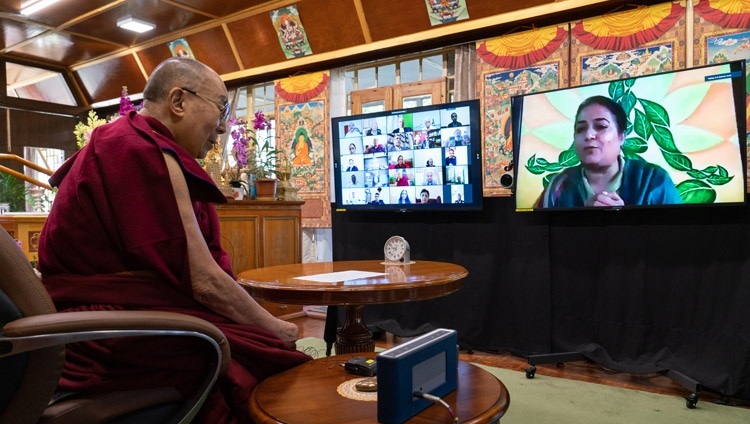 Одна из слушательниц задает вопрос Его Святейшеству Далай-ламе. Дхарамсала, штат Химачал-Прадеш, Индия. 17 февраля 2021 г. Фото: дост. Тензин Джампхел.