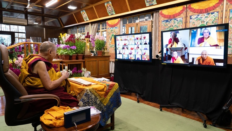 Его Святейшество Далай-лама дарует учения по случаю Дня явления чудесных сил Будды Шакьямуни. Дхарамсала, штат Химачал-Прадеш, Индия. 27 февраля 2021 г. Фото: дост. Тензин Джампхел.