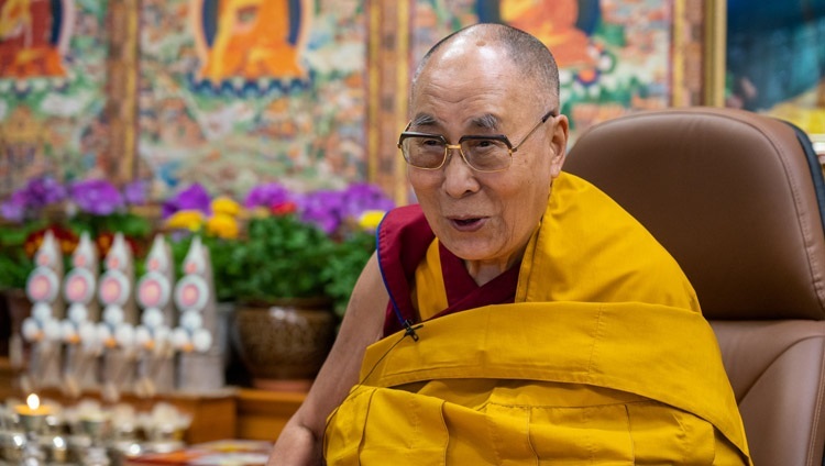 Его Святейшество Далай-лама во время учений по случаю Дня явления чудесных сил Будды Шакьямуни. Дхарамсала, штат Химачал-Прадеш, Индия. 27 февраля 2021 г. Фото: дост. Тензин Джампхел.