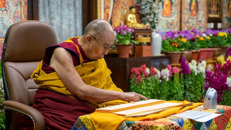 Его Святейшество Далай-лама читает строфы “Драгоценного ожерелья” Нагарджуны. Дхарамсала, штат Химачал-Прадеш, Индия. 27 февраля 2021 г. Фото: дост. Тензин Джампхел.