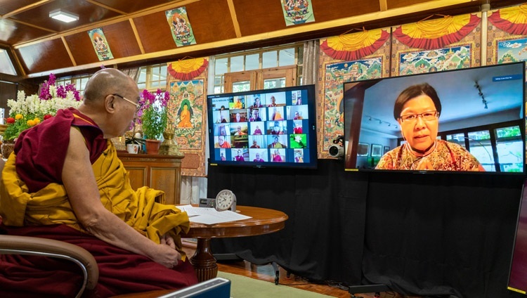Во время Первой международной буддийской конференции «Палийская и санскритская традиции буддизма» одна из слушательниц задает вопрос Его Святейшеству Далай-ламе. Дхарамсала, штат Химачал-Прадеш, Индия. 5 марта 2021 г. Фото: дост. Тензин Джампхел.