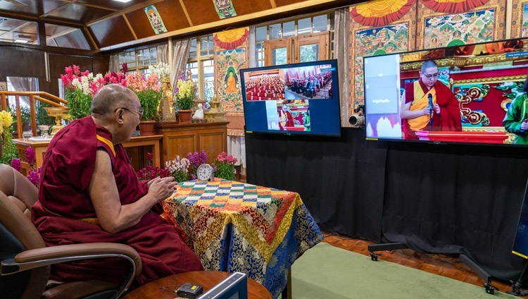 Перед началом онлайн лекции о буддизме и науке Его Святейшество Далай-ламу приветствует Ламын-гэгэн Ринпоче. Дхарамсала, штат Химачал-Прадеш, Индия. 11 марта 2021 г. Фото: дост. Тензин Джампхел.