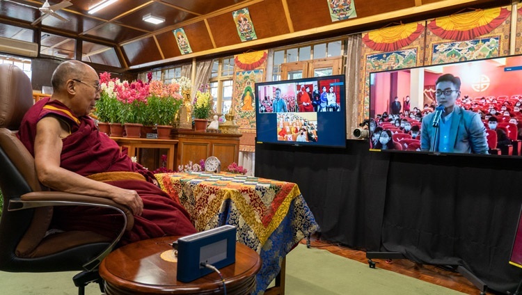 Во время онлайн лекции о буддизме и науке один из слушателей задает вопрос Его Святейшеству Далай-ламе. Дхарамсала, штат Химачал-Прадеш, Индия. 11 марта 2021 г. Фото: дост. Тензин Джампхел.